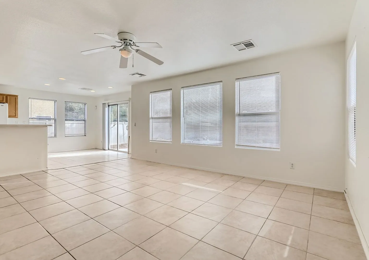 Henderson Living at Its Best 4 Bedrooms, Loft & 2-Car Garage! — Photo 2