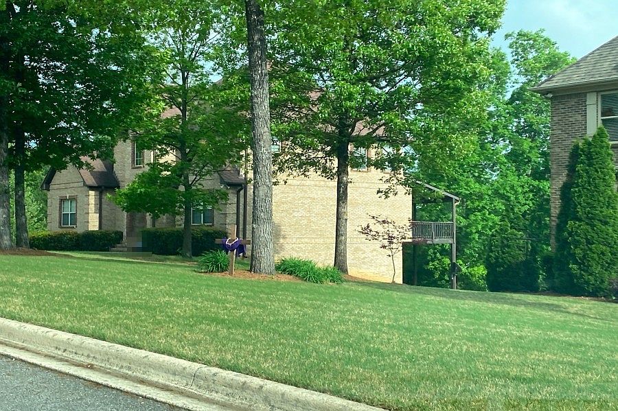 2nd image of 401 Ronny Ln