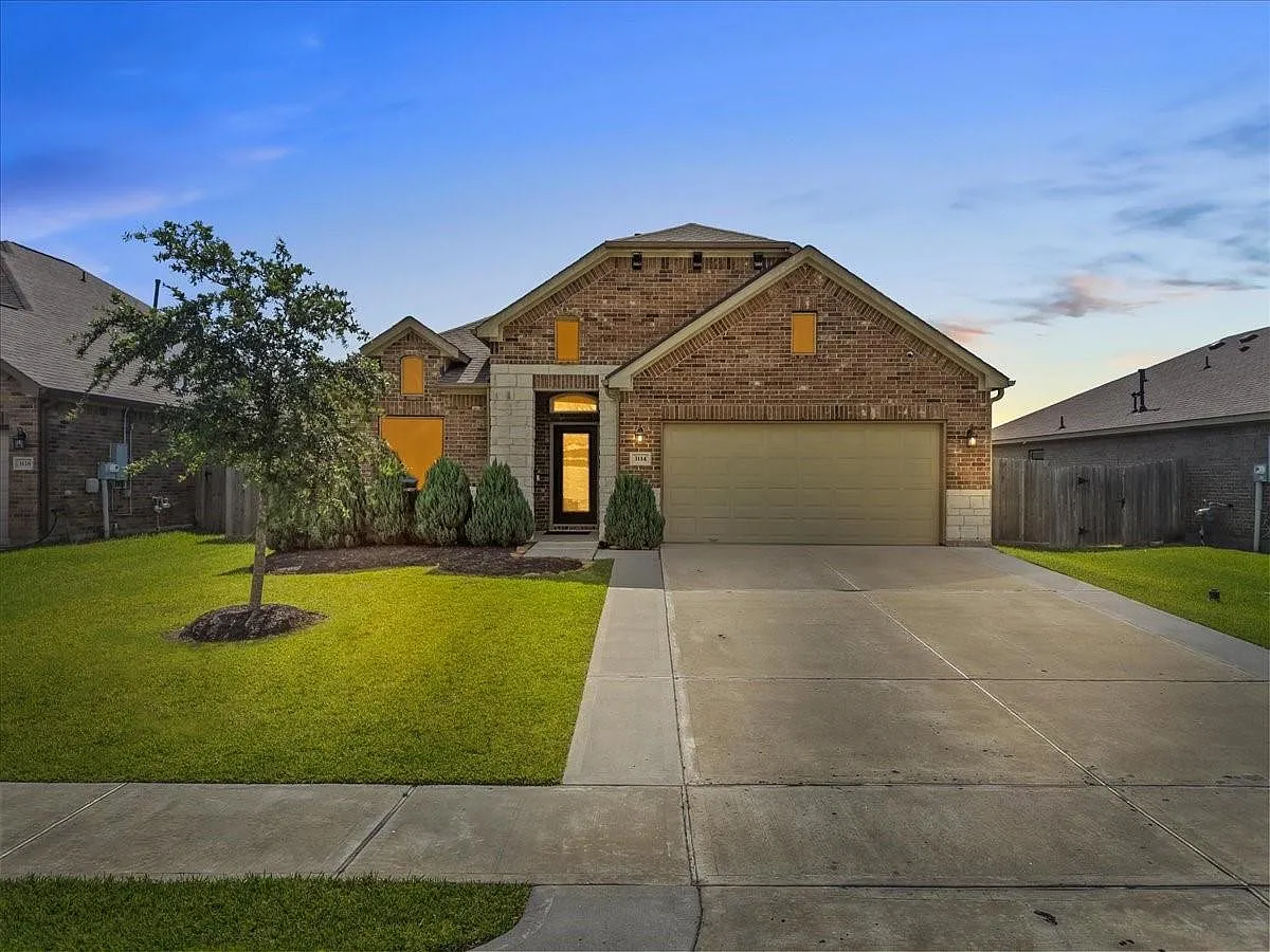 3 bed, 2.0 bath, 2032 sqft, $2,400 — Photo 2