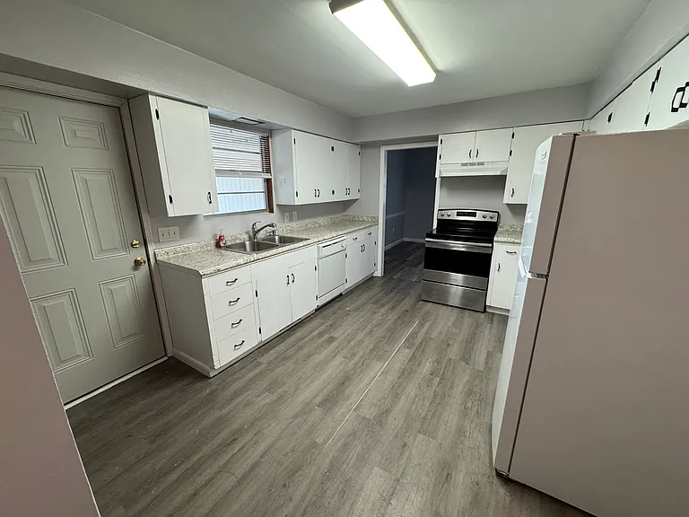 906 Locust Dr — Photo 5