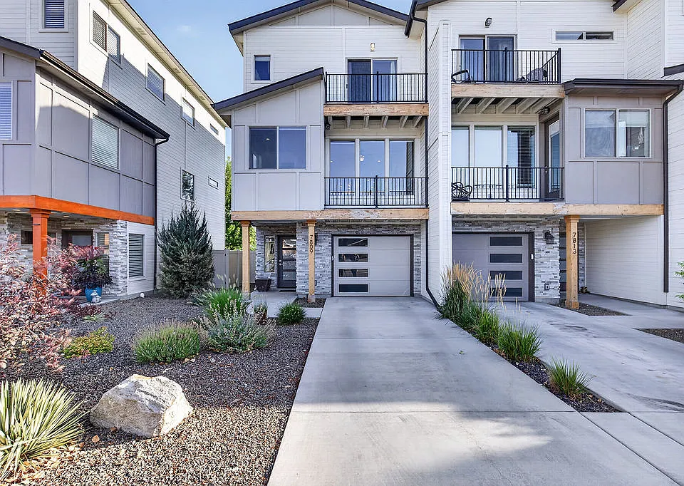 7809 W Crestwood Dr