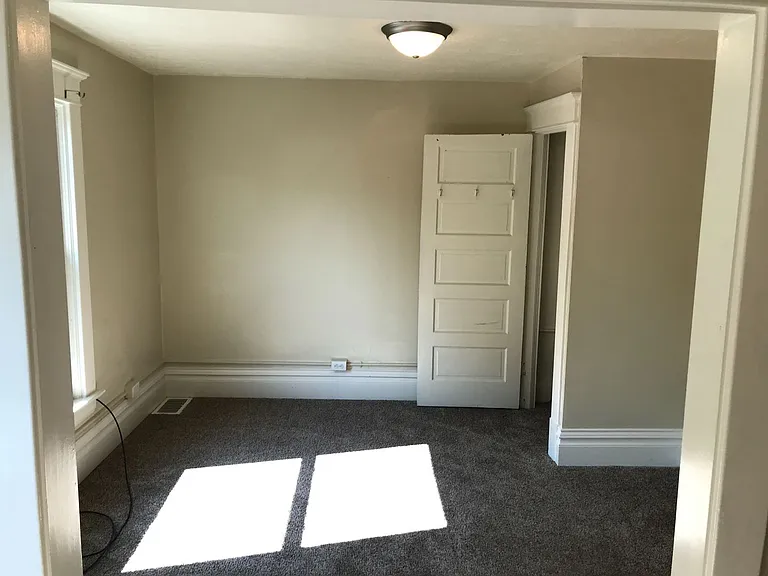 208 E Walnut St — Photo 14