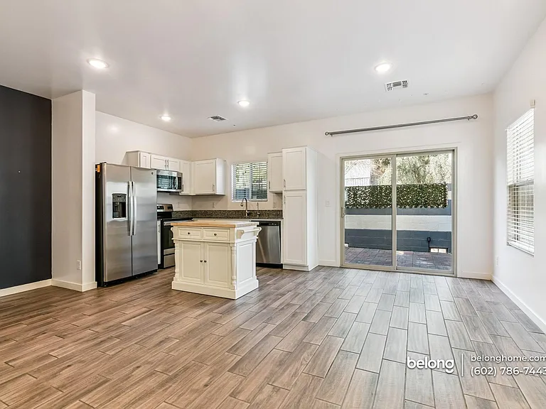 8192 N 22nd Dr — Photo 3