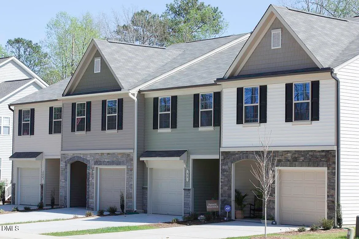 3 bed, 2.5 bath, 1600 sqft, $1,800 — Photo 1