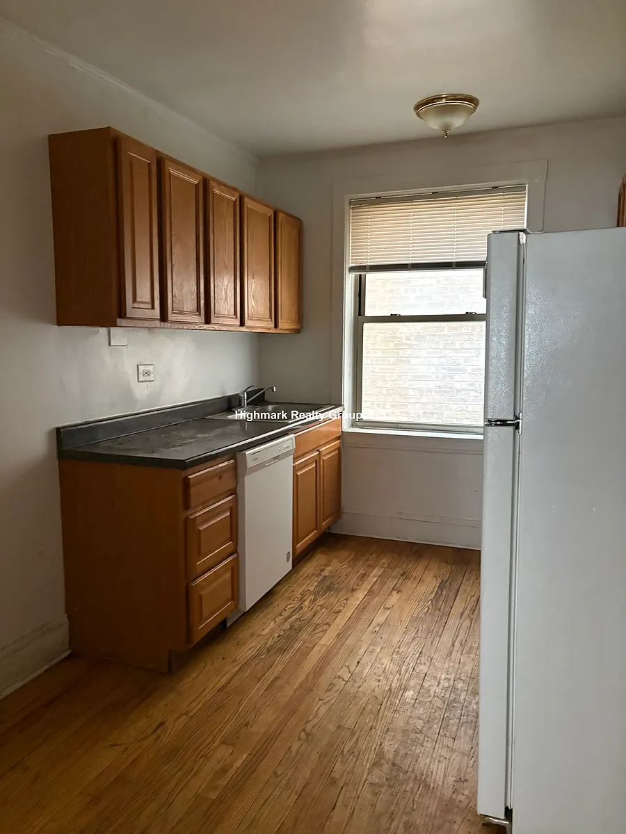 Building Photo - 2344 W Touhy Ave #3NC