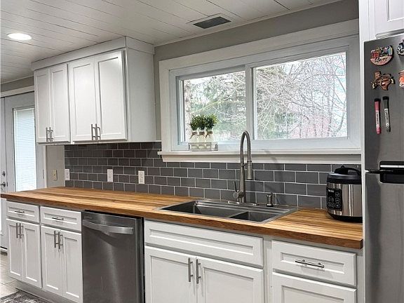 3rd image of 554 Thomas Ln