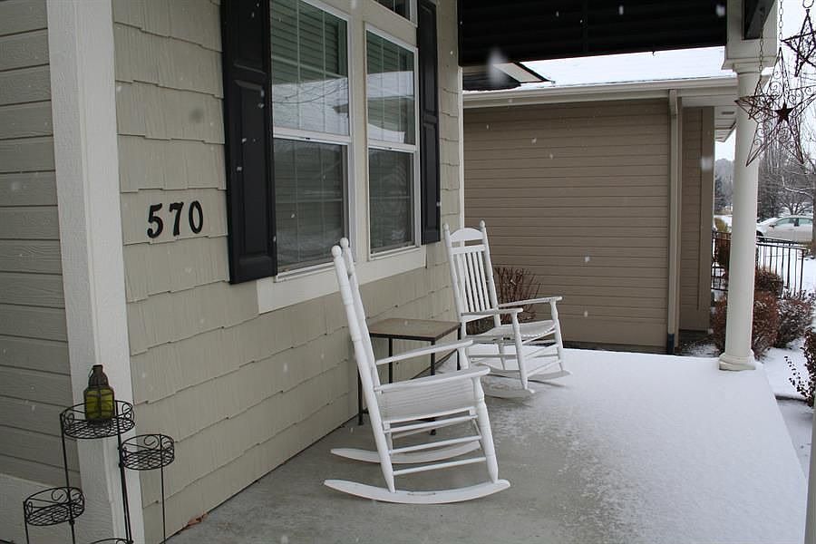 2nd image of 570 S Woodhaven Ave