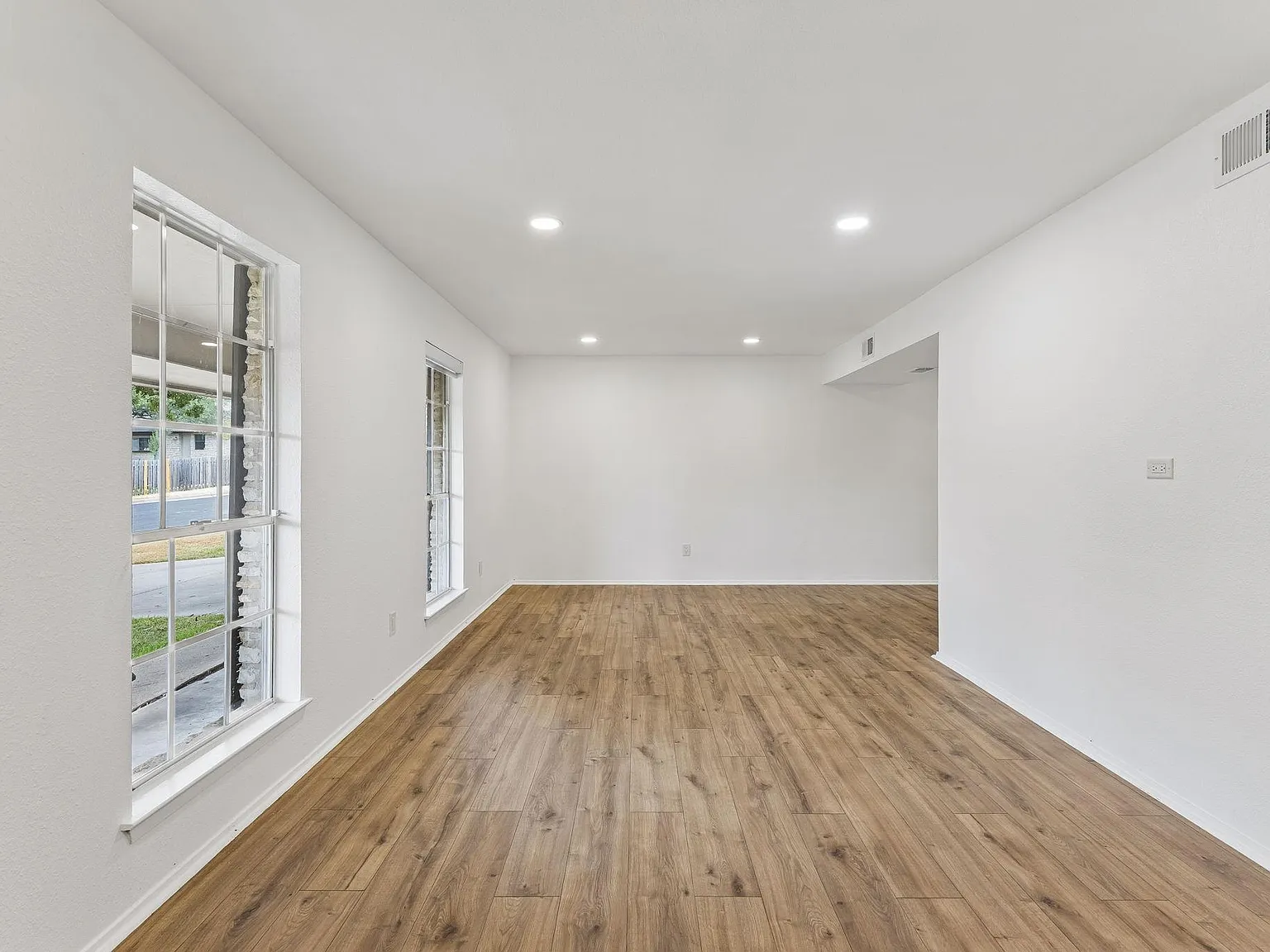 4 bed, 2.0 bath, 1932 sqft, $4,990 — Photo 3