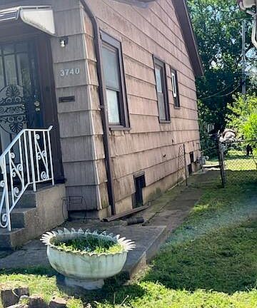 2nd image of 3740 Monroe St