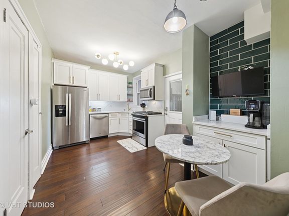 3rd image of 823 W Oakdale Ave #1