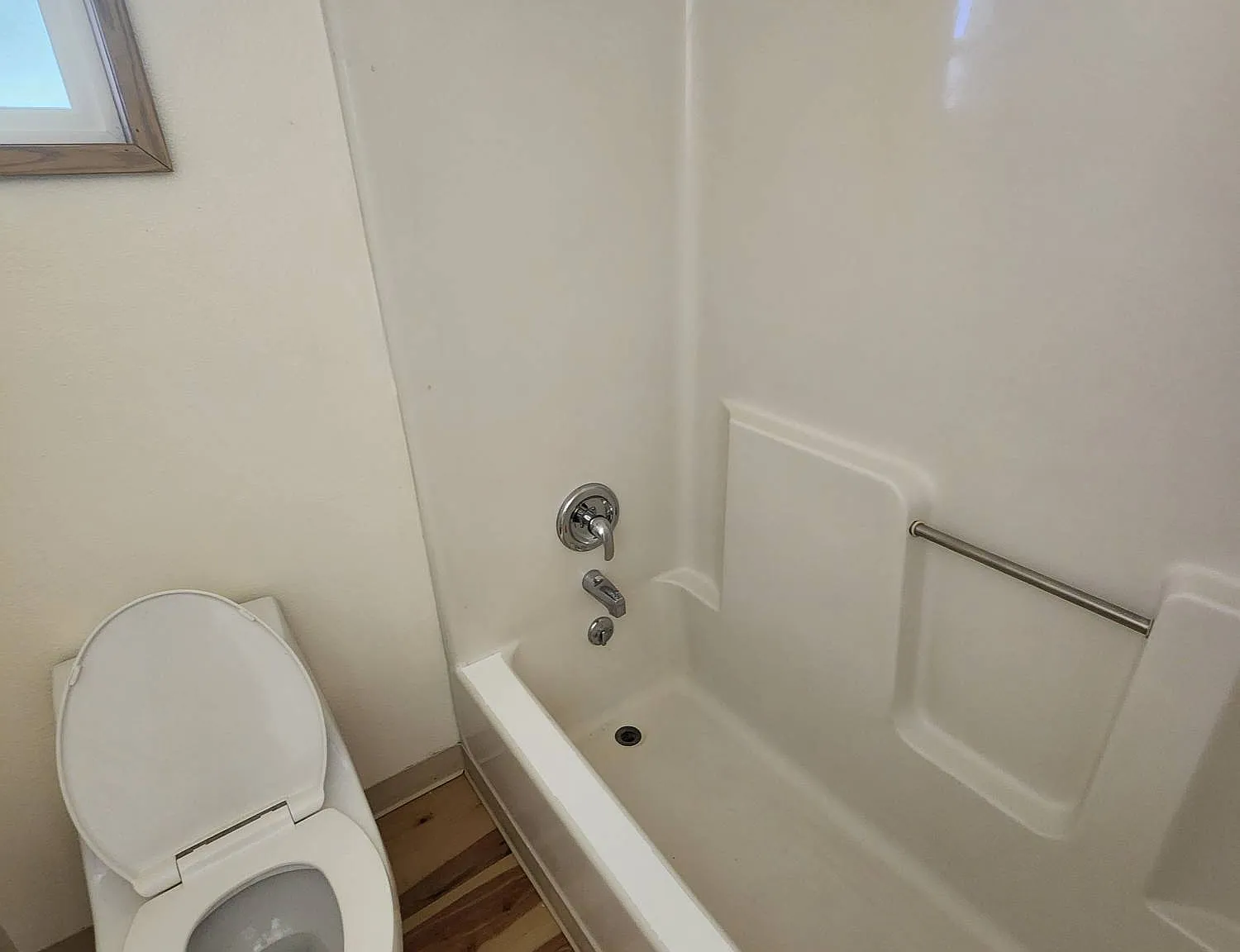 408- 549 Fern Avenue - 5 — Photo 4