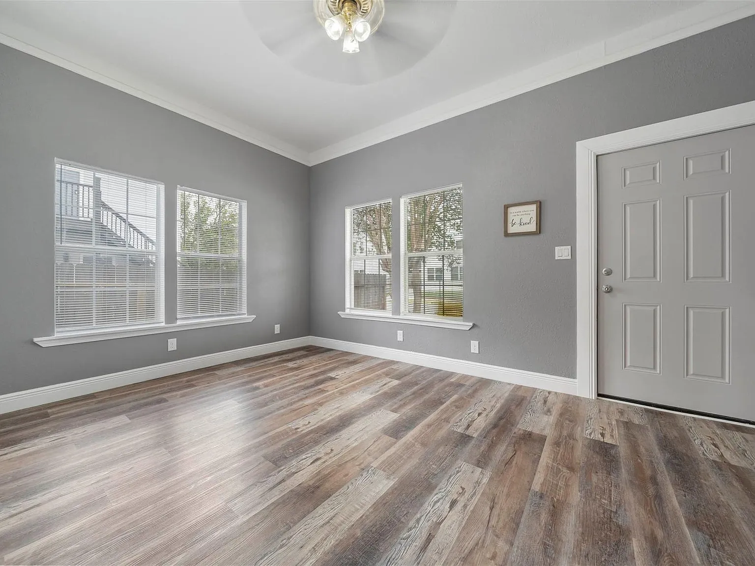 1 bed, 1.0 bath, 908 sqft, $975 — Photo 2
