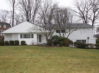 90 Fir Dr, Roslyn, NY 11576