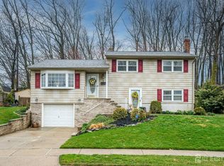 8 Adelphi Ct, Edison, NJ 08837