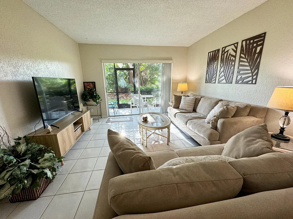 450 NW 20th St #106