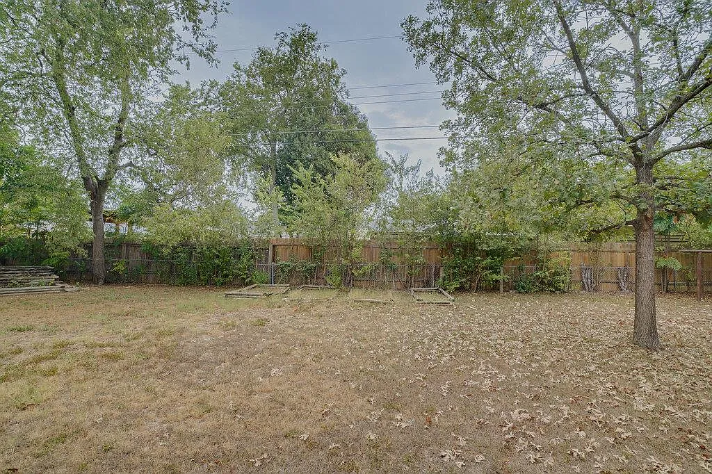 3 bed, 1.0 bath, 952 sqft, $1,895 — Photo 4