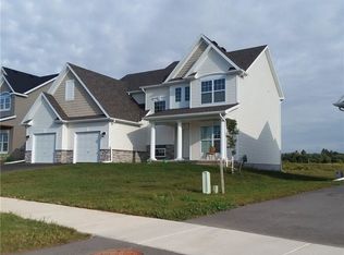 28 Gainsborough Pl, West Henrietta, NY 14586