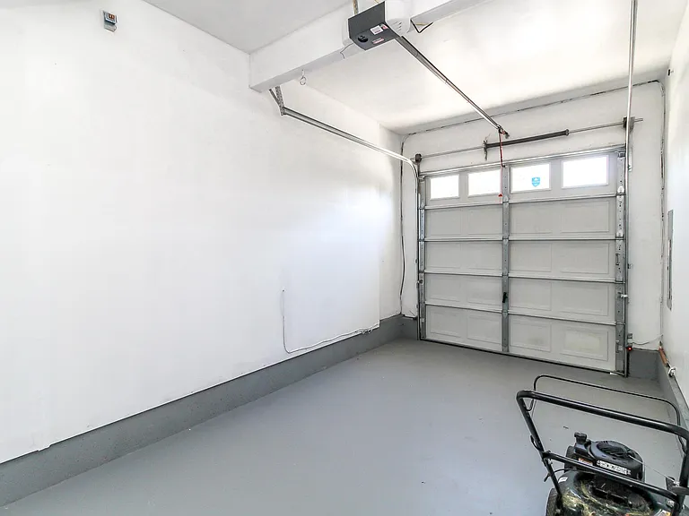3307 S 43rd St — Photo 32