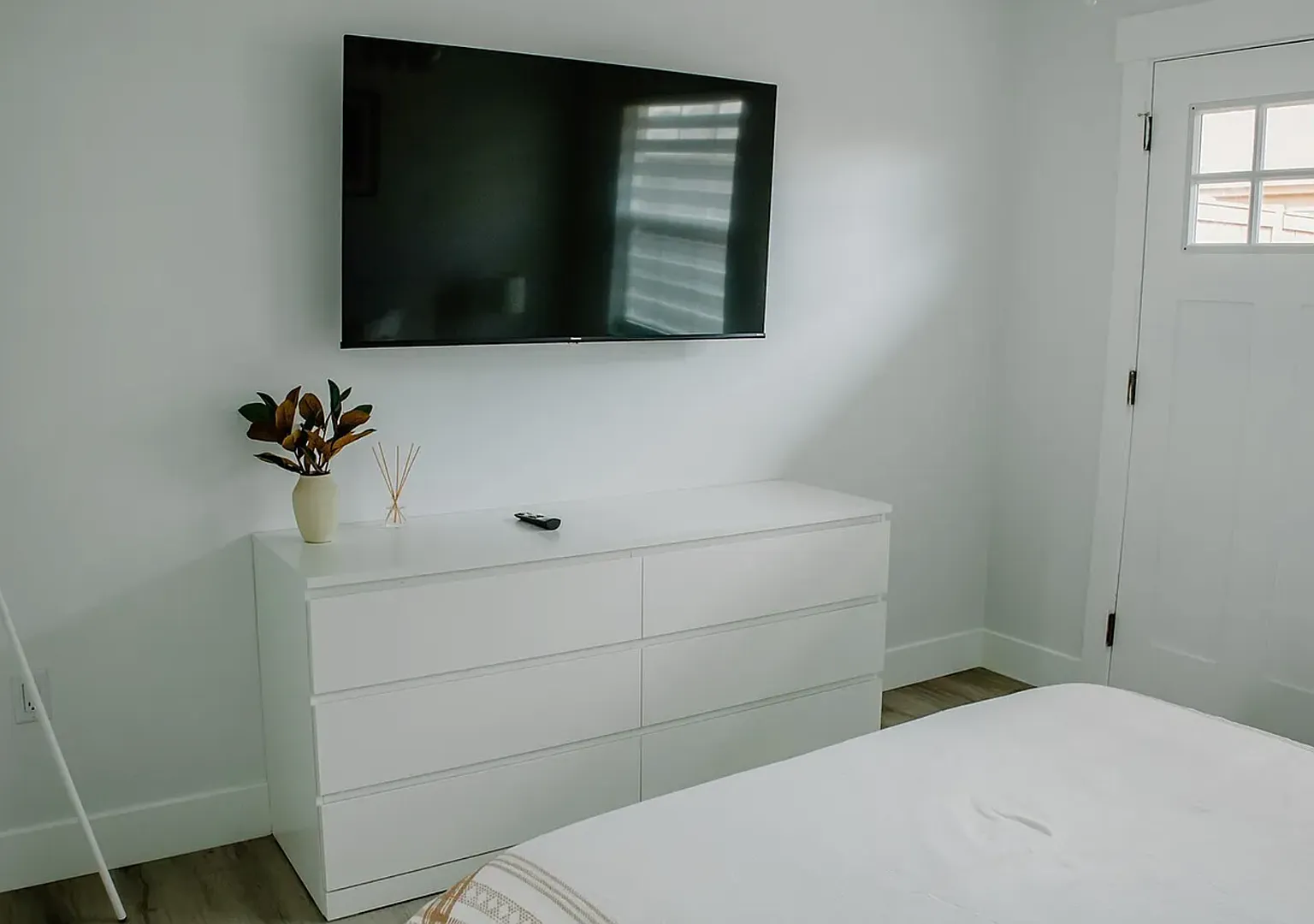 Fully Furnished Studio Apartment! — Photo 2
