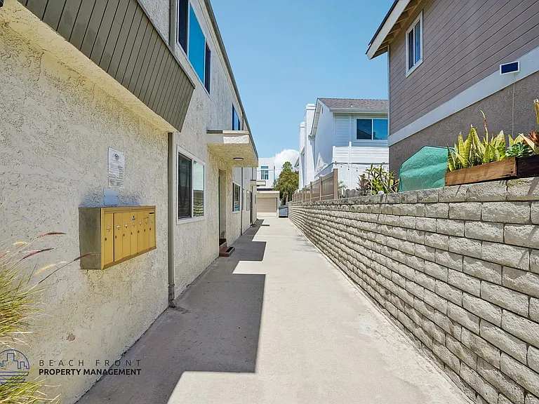 2521 Mathews Ave — Photo 6