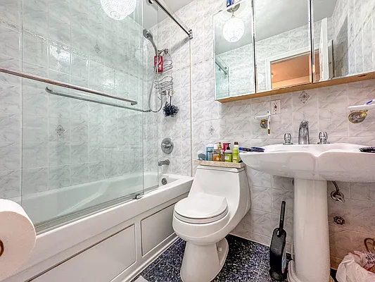 Rented by Gravity Real Estate Advisors | media 11