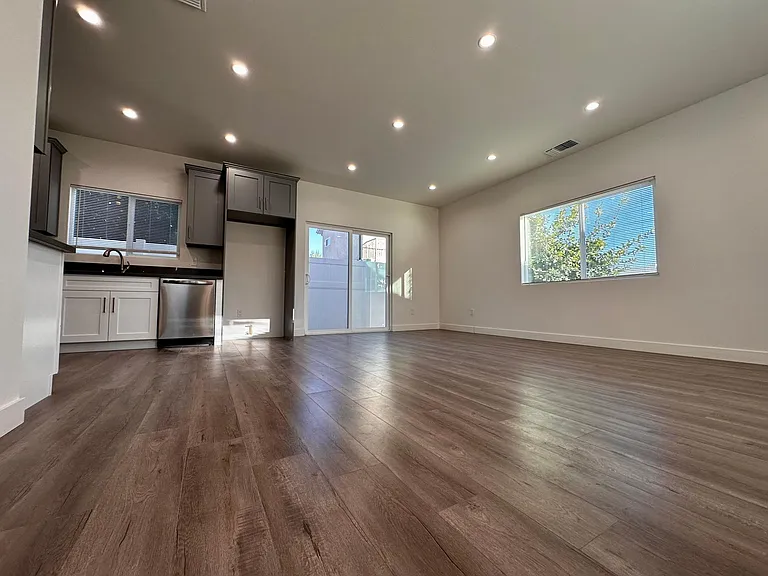6744 Radford Ave — Photo 27