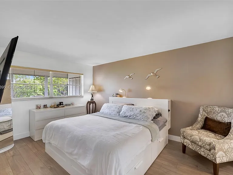 950 Hillcrest Dr #212 — Photo 11