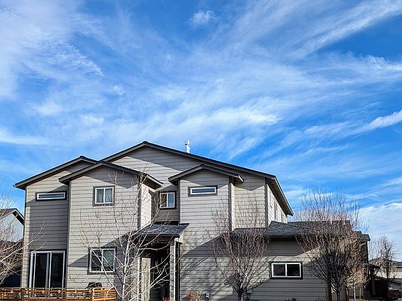 Turnkey townhome near St. Charles, shopping, and two food cart lots.