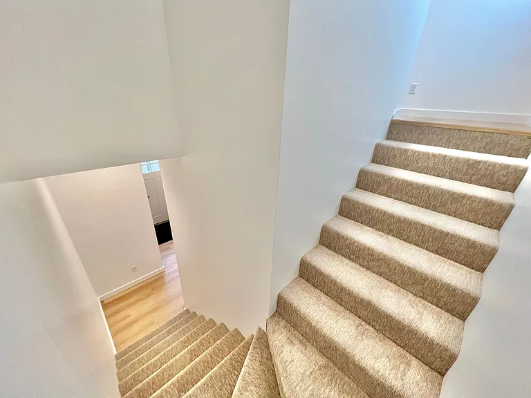 2223 Redwood Ave — Photo 10