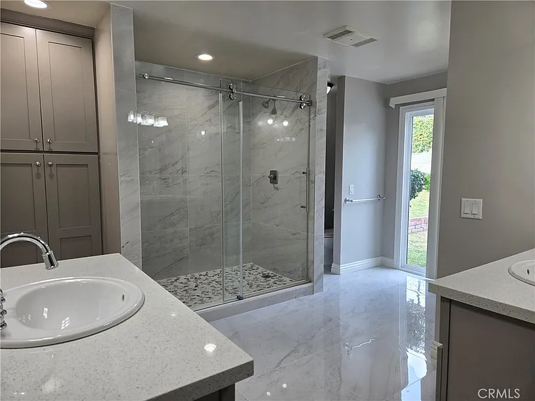 1747 Oakwood Ave — Photo 4