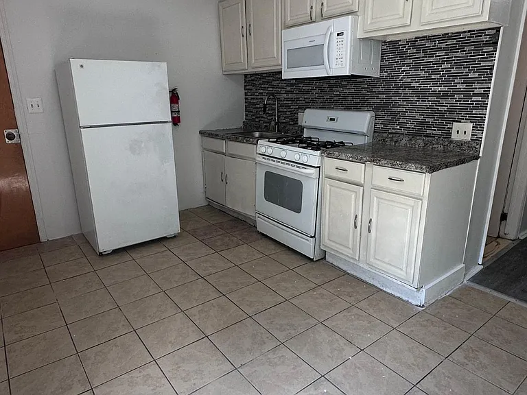653 Beatty St #2 — Photo 19