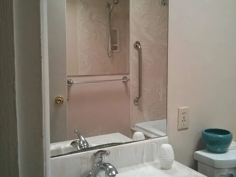 1421 E Elm St — Photo 23