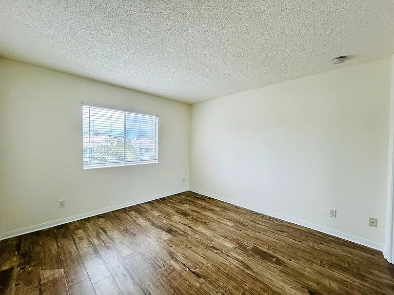 10520 National Blvd — Photo 4