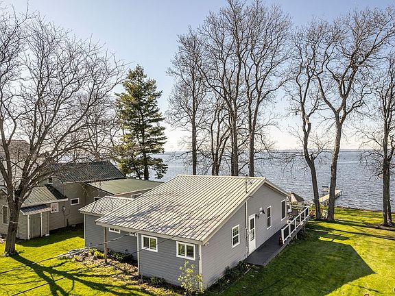 3rd image of 28 Hickory Point Rd