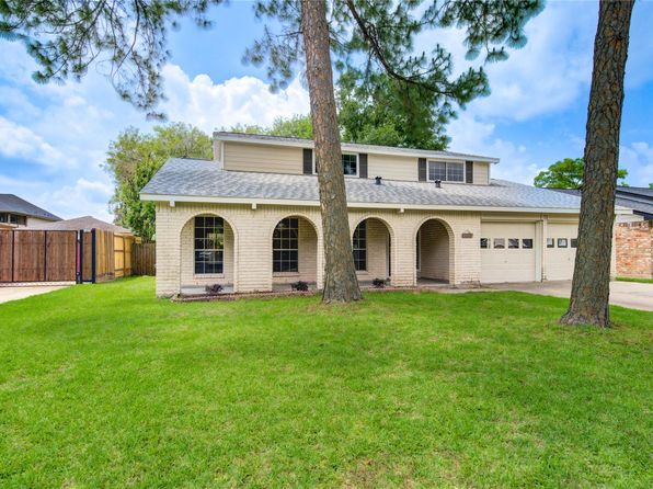 12035 Meadowdale Dr, Meadows Place, TX 77477