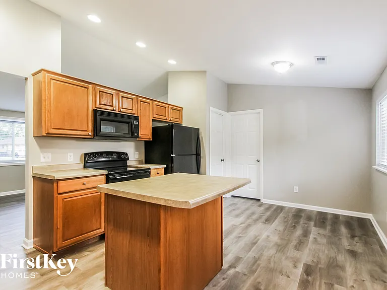 410 Grovewood Dr — Photo 4