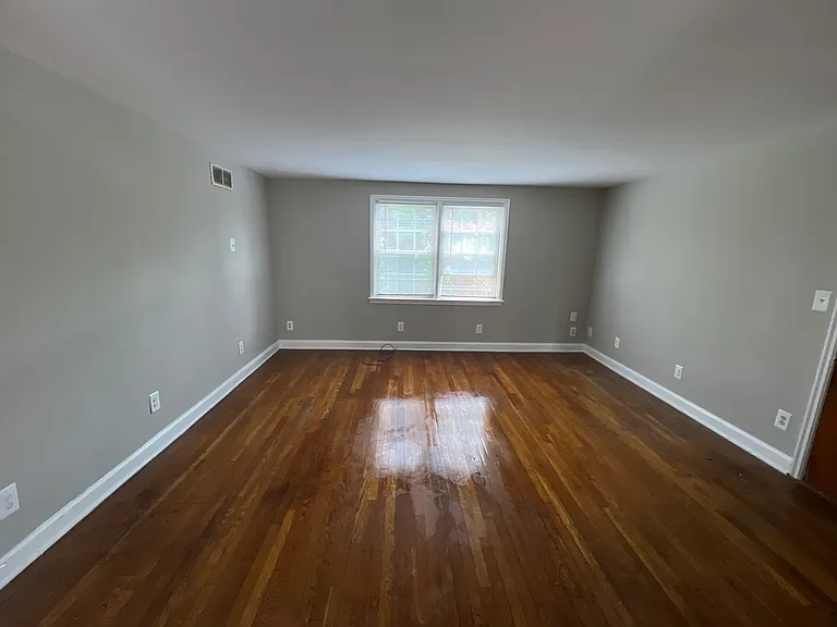 Parklynn Apts — Photo 9