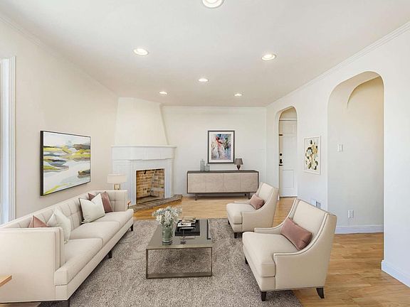 4th image of 302 Accacia St