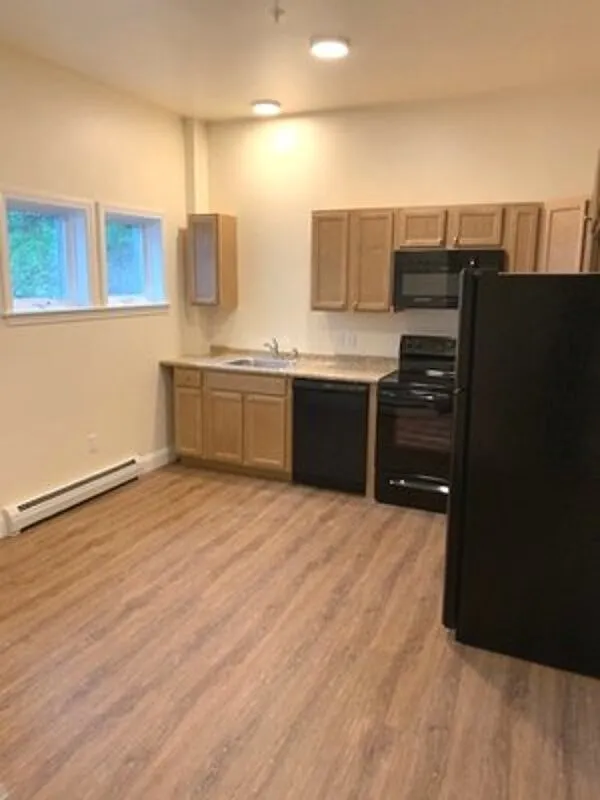 4 bed, 1.0 bath, $4,440 — Photo 2