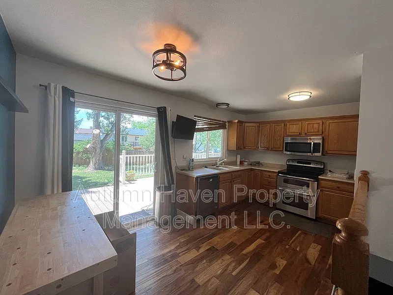 3 bed, 2.0 bath, 2070 sqft, $2,990 — Photo 2