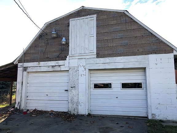 2nd image of 122 N East St