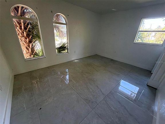4th image of 830 Polk St