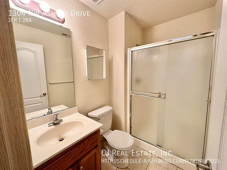 1304 NW Ashley Dr — Photo 11