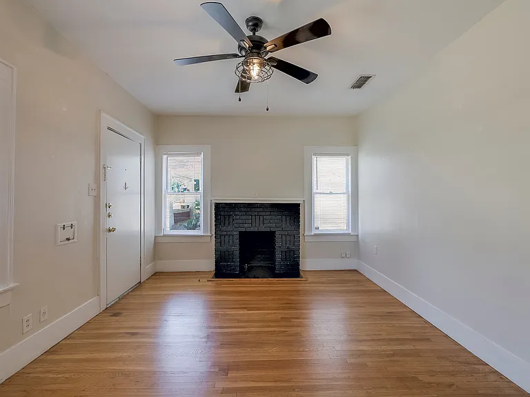 1906 Clover Ln — Photo 7