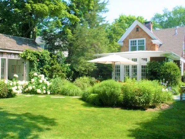https://photos.zillowstatic.com/fp/6642eab2c2eee82b2436e606cc79e7b7-p_e.webp