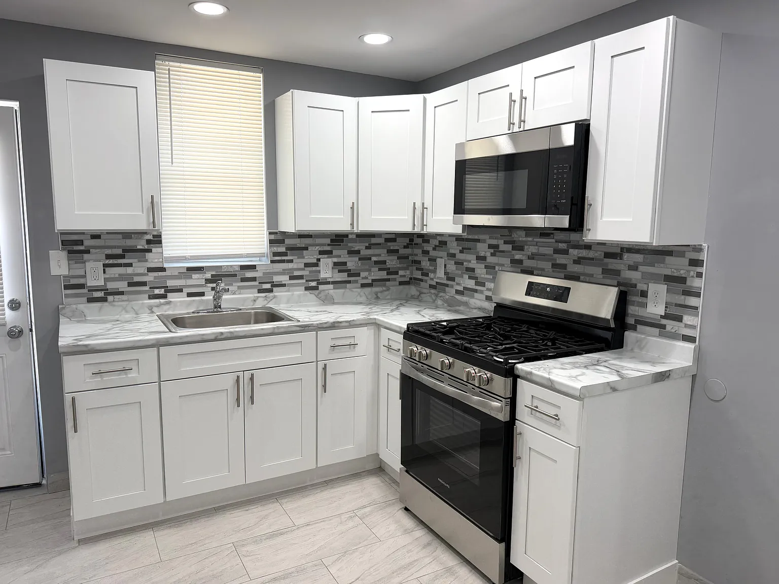 3 bed, 1100 sqft, $1,649 — Photo 1
