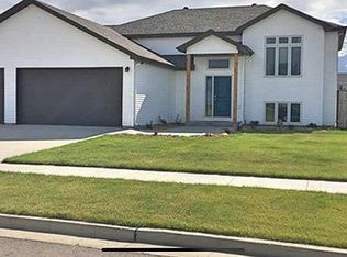 73 Olive Tree Cir NE, Minot, ND 58703