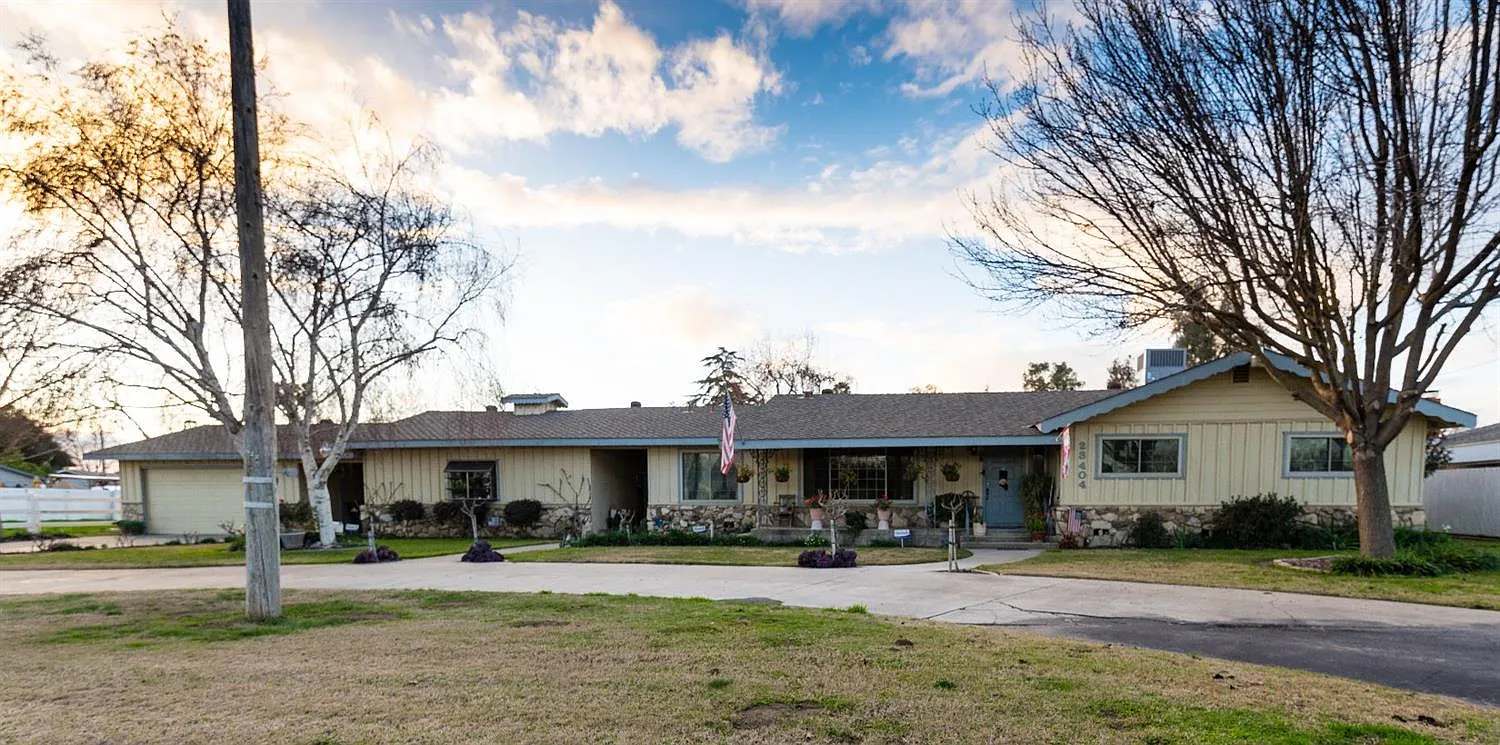 23404 Robertson Blvd photo 1