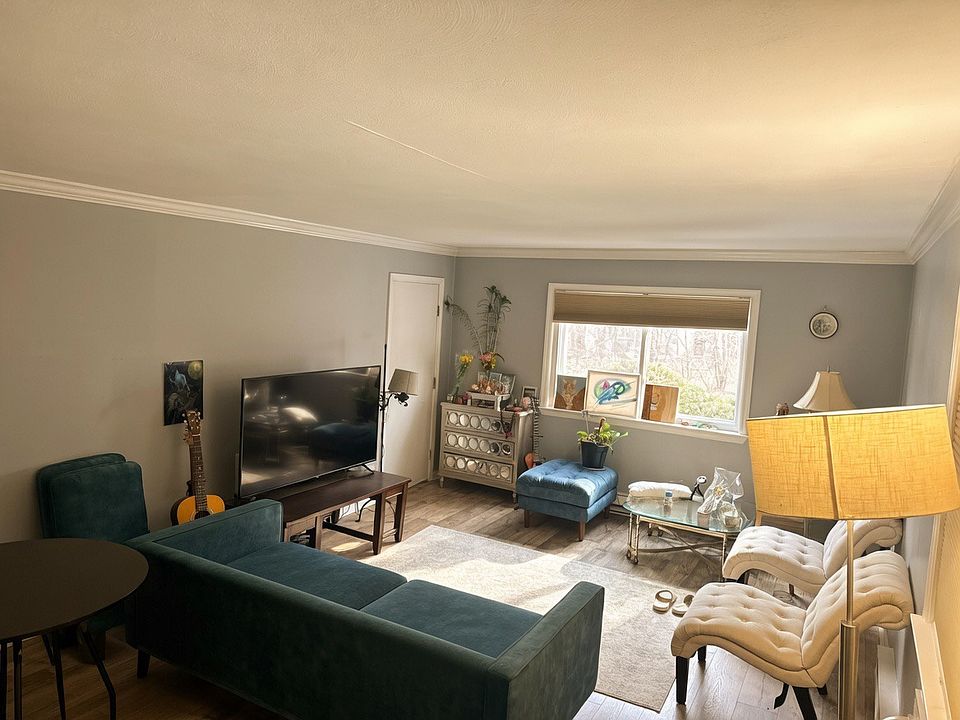 1st image of 525 Fox Run Ln
