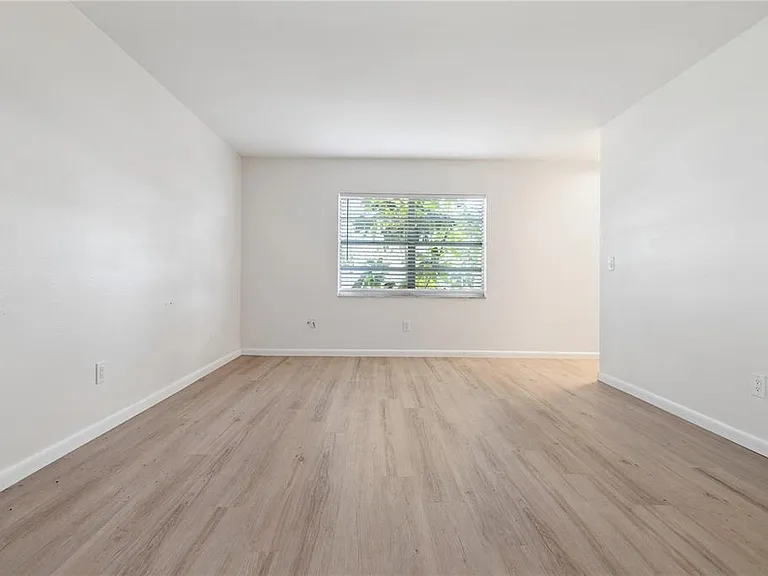 1809 E Knollwood St — Photo 4